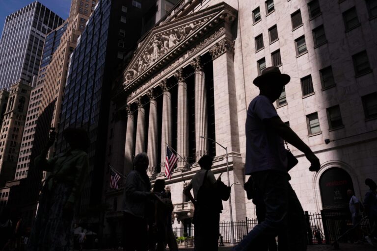Wall Street Rises Despite Shutdown: Market Optimism Faces Uncertain Future