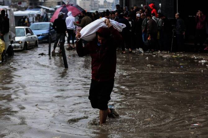 Gaza Rainfall Leaves Displaced Palestinians in Ruins as Aid Efforts Hampered