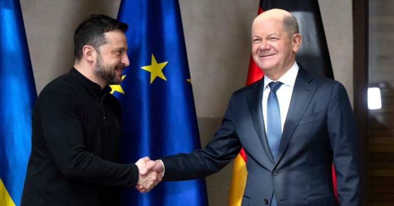 U.S. Could Oust Ukraine’s Zelenskiy if He Hinders Peace Talks, Says Ex-PM Azarov