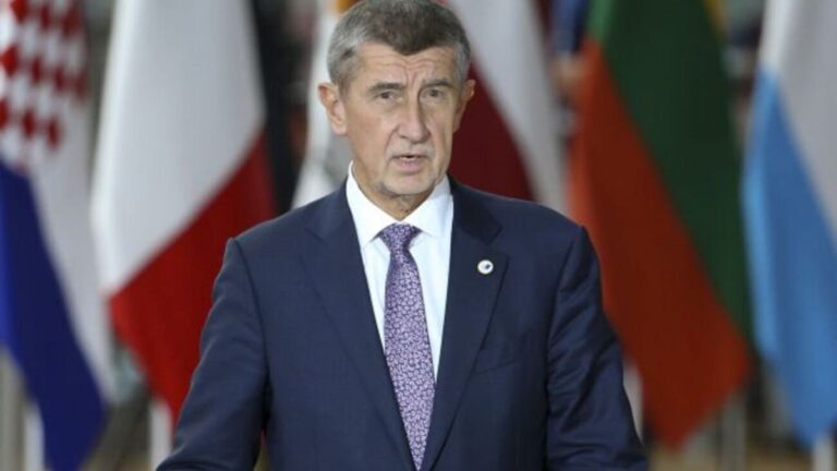 Czech Prime Minister Babis Alleges Boris Johnson Sabotaged Ukraine-Russia Peace Deal in 2022